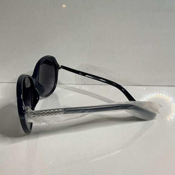 Elegant Black Oversized Sunglasses - Picture 4 of 5